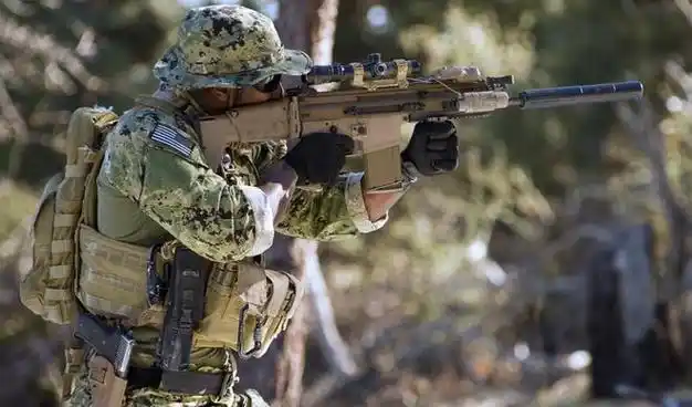 美国mk17特种部队战斗突击步枪近战威力大