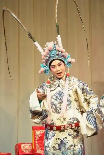 英俊潇洒的小生周瑜(李洋饰演周   瑜)