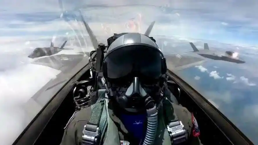 美军f-22战机飞行员用手势指挥两架f-35战斗机