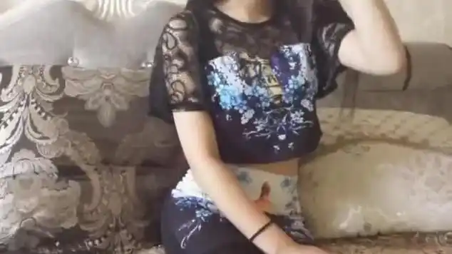 黑丝少妇在家里的自拍丝袜破了也不在意