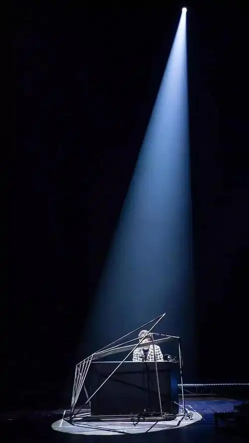 抖音今日最火一束灯光开灯壁纸