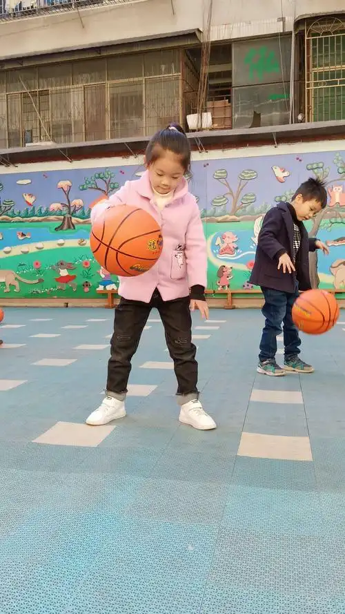 拍球竞赛 写美篇在欢乐的气氛中比赛圆满结束了,在比赛中小朋友们展示