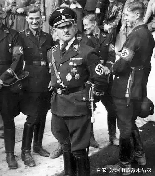 党卫队m32黑制服的设计者,纳粹的"艺术大师"卡尔·迪比奇