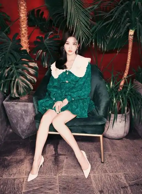 景甜录新综艺造型曝光穿娃娃领短裙减龄又温柔漫画腿又细又白