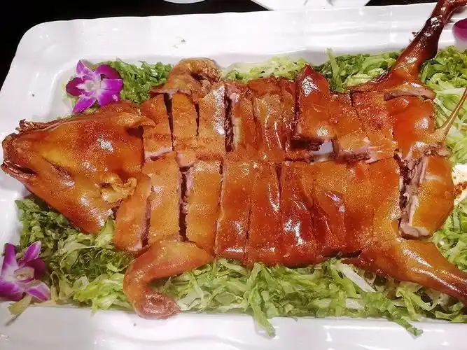 p>烤香猪是指以上好鲜嫩的小香猪为原料,在配好的味料汤中稍事浸泡