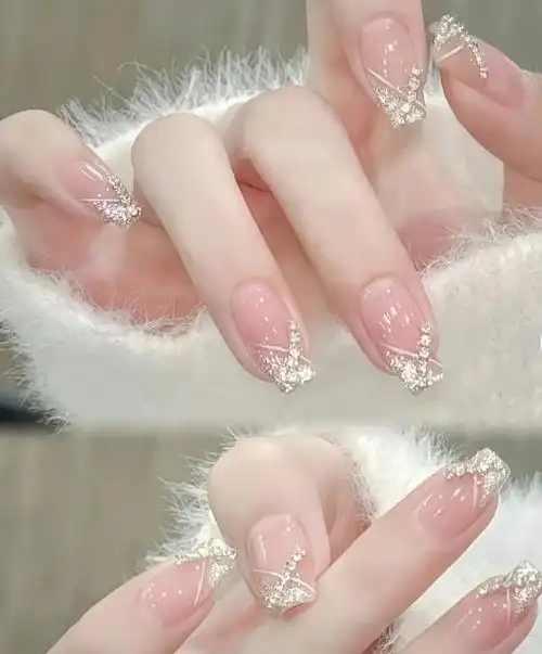 第一张是我给美甲师的图片,第二张是做出来的效果,怎么感觉有点丑还怪