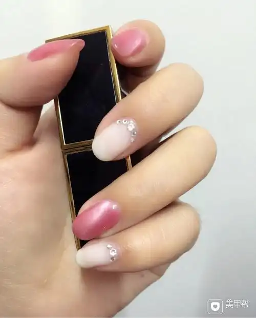 方圆形简约粉色白色美甲图片