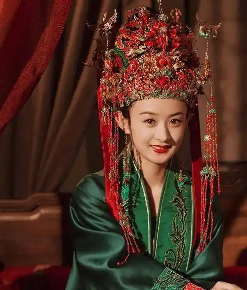 女明星的古装嫁衣造型,赵丽颖绿色嫁衣,杨幂白色嫁衣,谁最美?