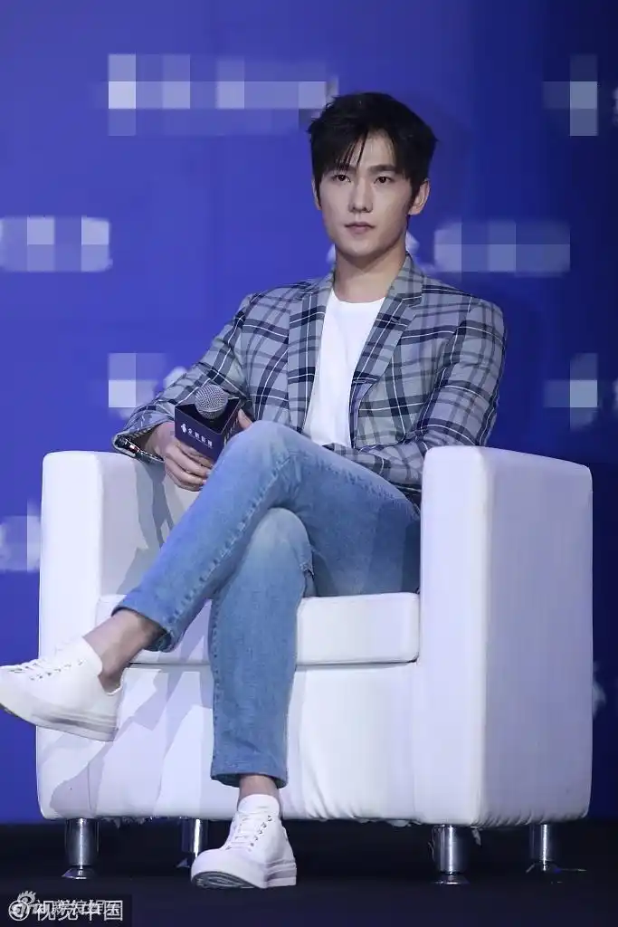 组图:杨洋清爽现身阳光帅气 江疏影红白短裙秀美腿_高清图集_新浪网