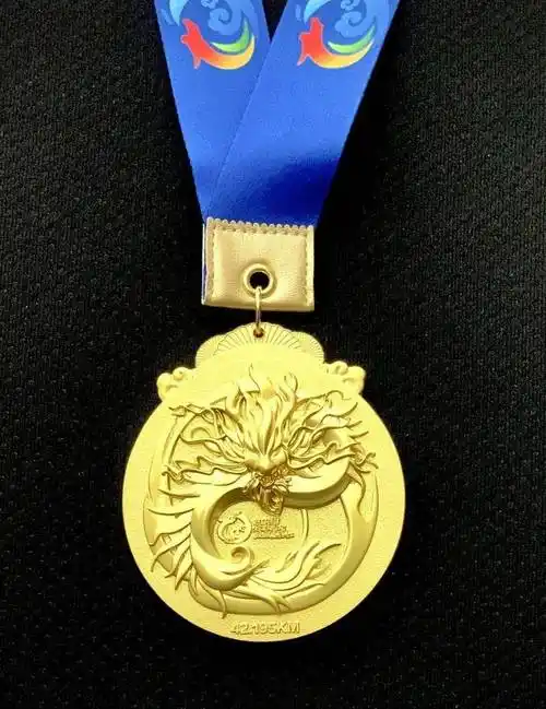 东方神韵土家人专属的"浪漫战衣"西兰卡普备注:上图为半马奖牌效果图