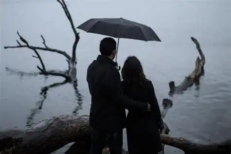 情侣下雨打伞朦胧唯美图片情侣雨中打伞浪漫图片2022已更新今日更新