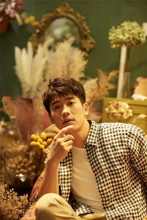 靳锦生日写真曝光 复古风呈现初秋暖意