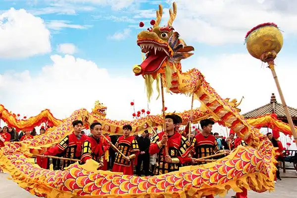 舞龙灯表演(摄影 潘建勇)清水镇:抬猪王 舞龙灯庆新年2月5日,农历正月