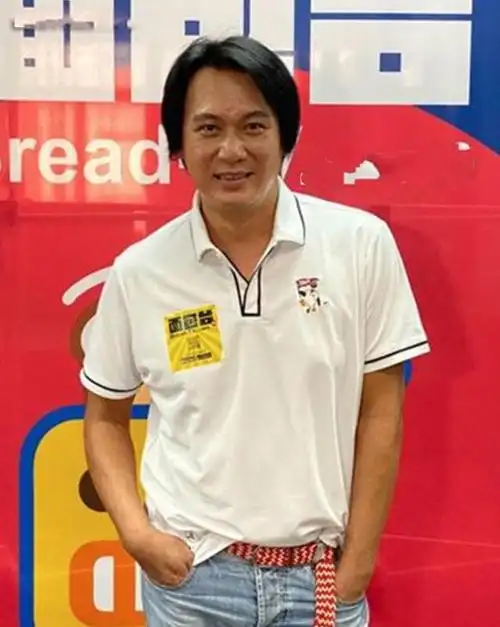 原创49岁甄志强阔别tvb11年罕见露脸身材保养尚可至今未婚感情成谜