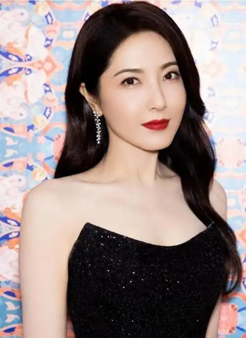 曾黎脸又大又凶算不算顶级大美女?看她和章子怡的合照就明白了