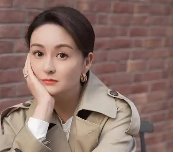 毫无绯闻的女明星,被富商苦追10年结婚,婚后和女儿一起被宠上天