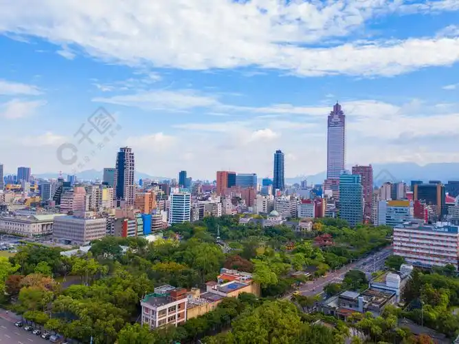 摩天大楼和高层建筑在中午与蓝天.