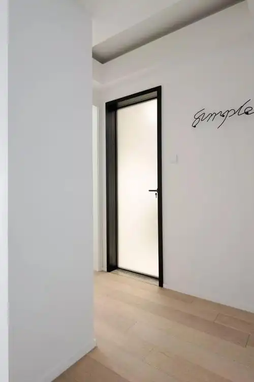 黑框磨砂玻璃门后面是卫生间卫生间同样延续屋主喜欢的黑白灰配色