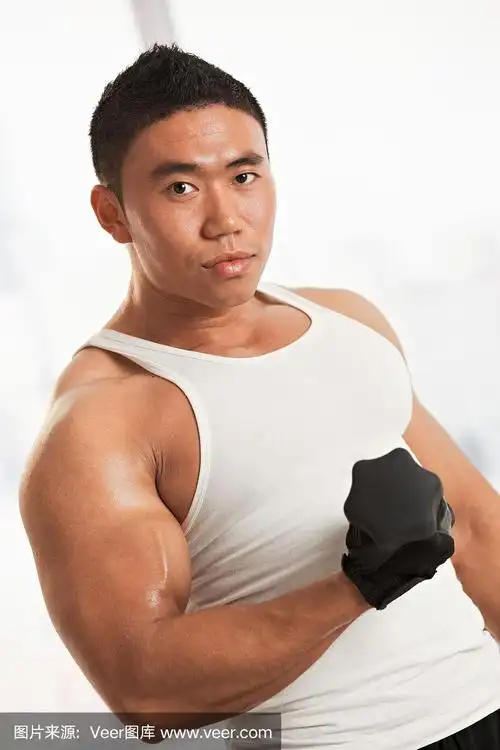 肌肉发达的亚洲男人在健身房锻炼