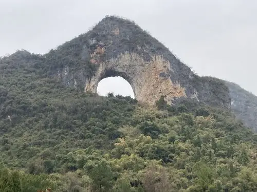 桂林独秀山风景区 写美篇2021年1月17日游览阳朔月亮山大榕树景区和