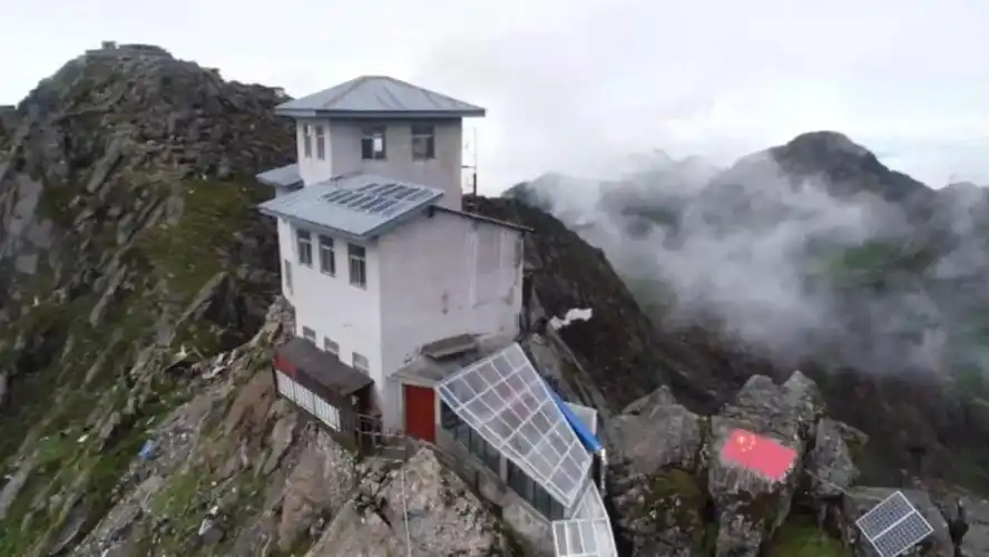 近年来随着哨所条件的改善网络也进入了哨所官兵们随时可以通过协助区