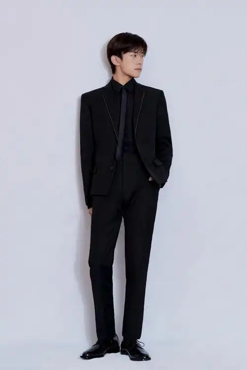 易烊千玺出席金鸡奖开幕式 传递新生力量