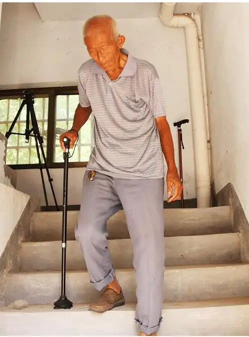 罗脉老人拐杖四脚手杖带灯老年人拐扶棍多功能铝合金轻便防滑伸缩拐杖