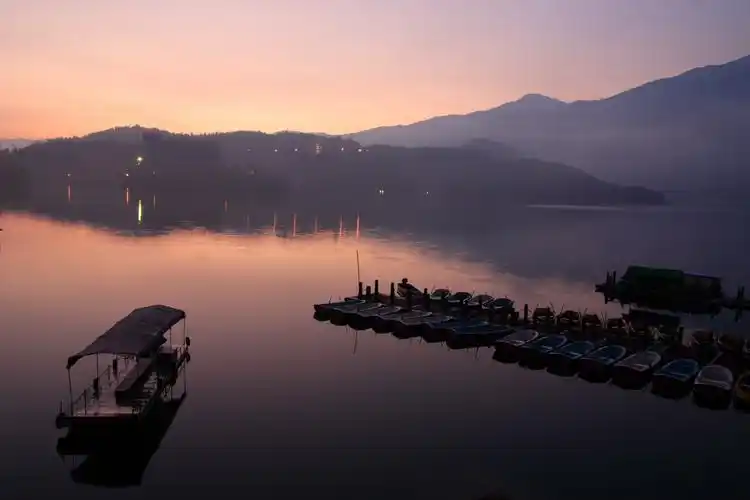 p>日月潭位于 a target="_blank" href="/item/中国/22516505" data