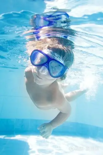 年轻的孩子在游泳池里游泳水下