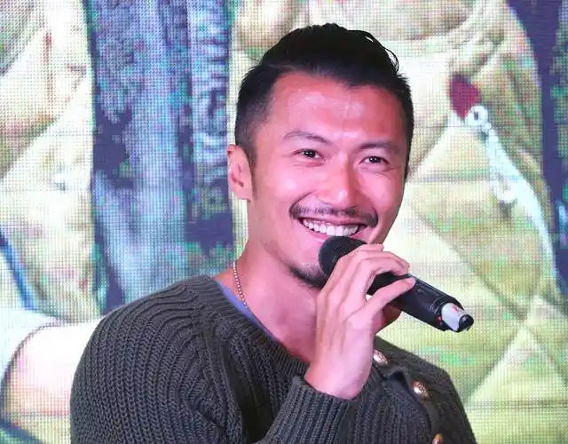 谢霆锋扎小辫出席活动 获女粉丝熊抱开心露笑