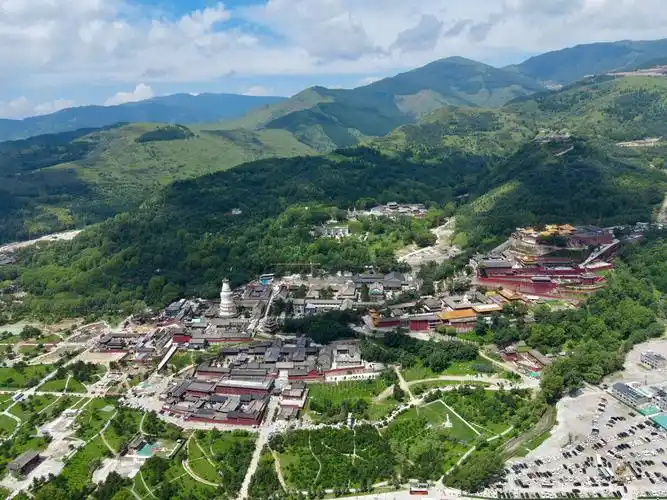 航拍五台山庙宇全景