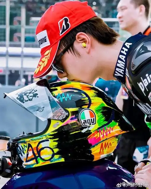 王一博与摩托车——赛车手85号是一个努力向上,执着纯粹的人