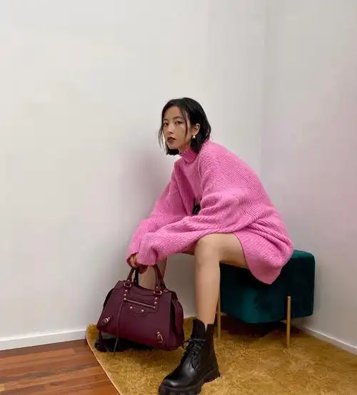 原创周雨彤私服比红毯更会穿穿过膝靴也是身材优越的腿精了