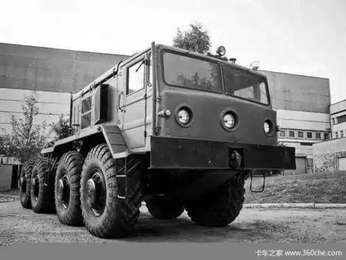 在此前曾为大家介绍过maz-537卡车,从外观上看maz-535与537更像是一对