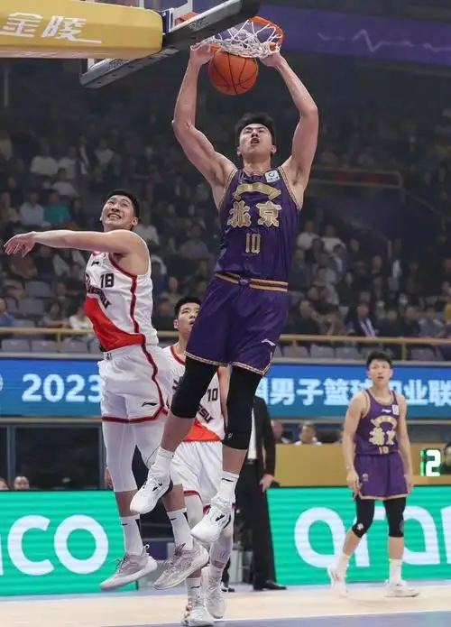 邹雨宸双手扣篮. 新京报记者 王飞 摄