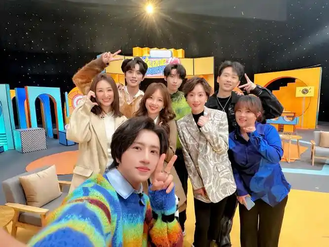 王冰冰高海宁美女贴贴##网晚开新局全员聚会照