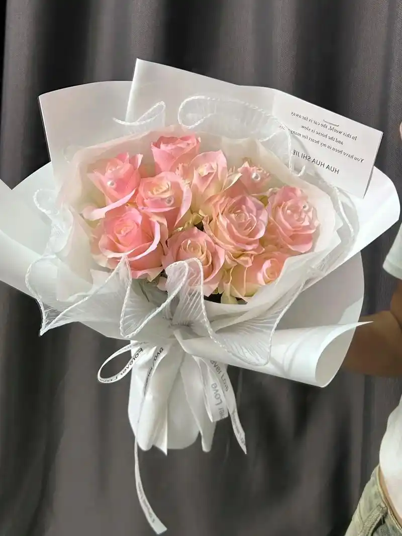 97白玫瑰花礼60号 花材:蔷薇粉喷色玫瑰10支 - 抖音