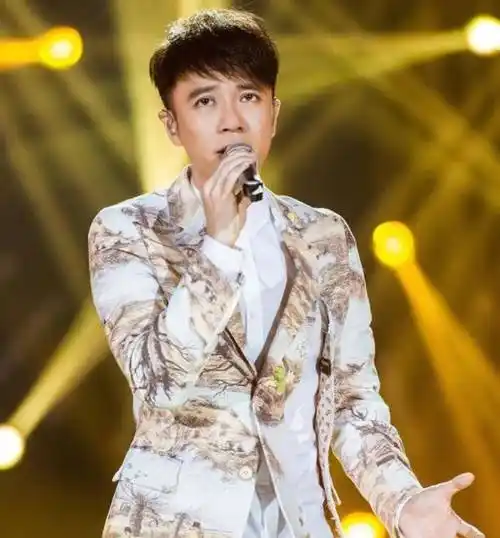 53岁李克勤带伤演出,吃止痛药才能上台,称不知情老婆买千万豪宅_娱乐