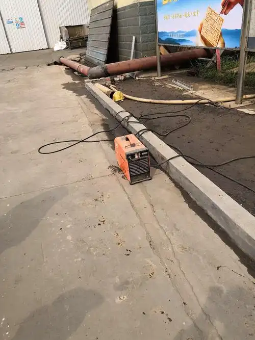 检查存在问题,固定厂区内广告栏人员电焊机外壳无接地线,一次线使用不