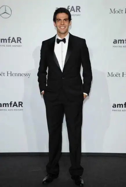 芭芭拉真空装露酥胸与卡卡同进晚宴/图