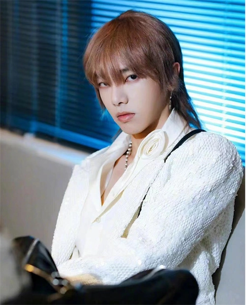 酷炫新潮"鲻鱼头" 男生发型流行趋势_时尚男发 - 美发站