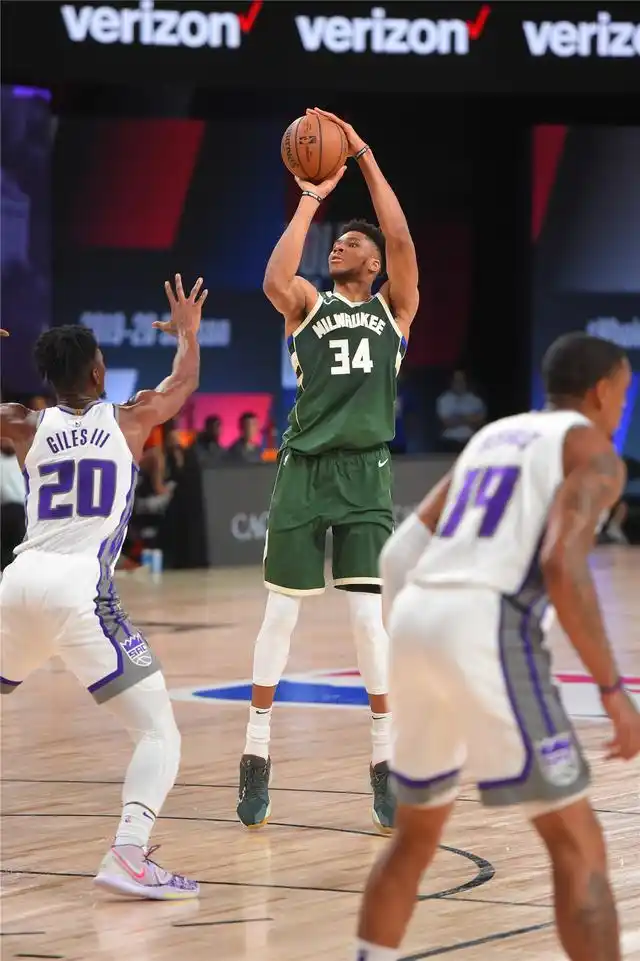 组图:雄鹿胜国王 字母哥上演飞身大帽 单臂劈扣