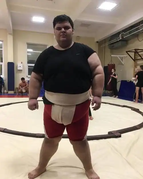 俄"世界最胖孩子"离世,仅21岁,出生体重标准九岁时近300斤