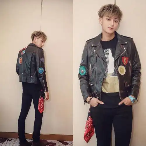 黄子韬 新闻 26日下午圣罗兰死忠粉黄子韬将他在快男当评委穿的全身