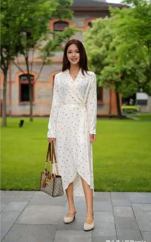 原创街拍美女白色波点连衣裙搭配一双小高跟鞋满满都是女神的气息
