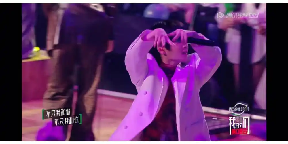 周震南比r1se手势