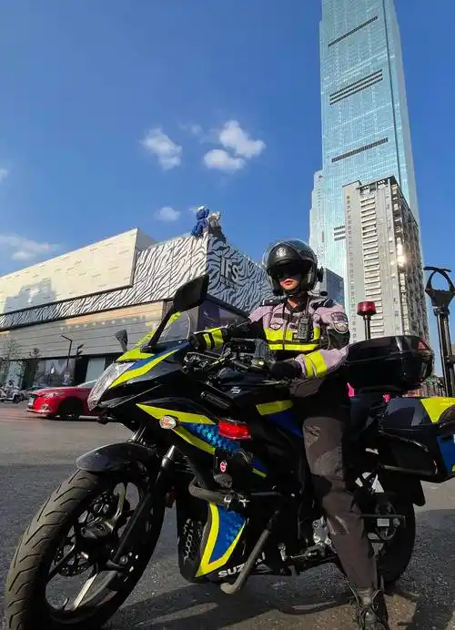 酷炫背后是汗水——长沙00后女特警铁骑队员三伏天巡逻护平安_摩托车