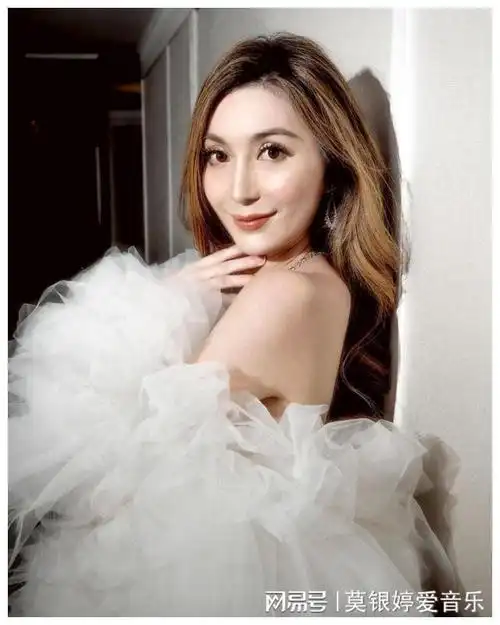 赌王最美外孙女何锶珩晒照官宣新恋情,3年前公布的婚事悄悄告吹