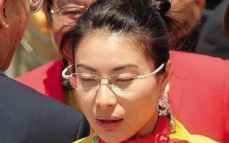 37岁郭晶晶现状,生两娃满头白发,豪门压力大与霍启刚更像母子