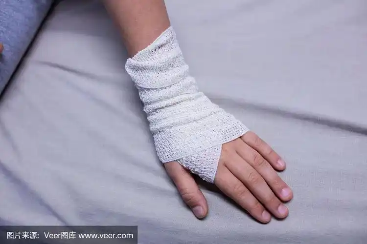 手受伤的女孩坐在担架床上